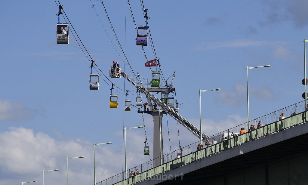 Koelner Seilbahn Gondel blieb haengen Koeln Linksrheinisch P310.JPG - Miklos Laubert